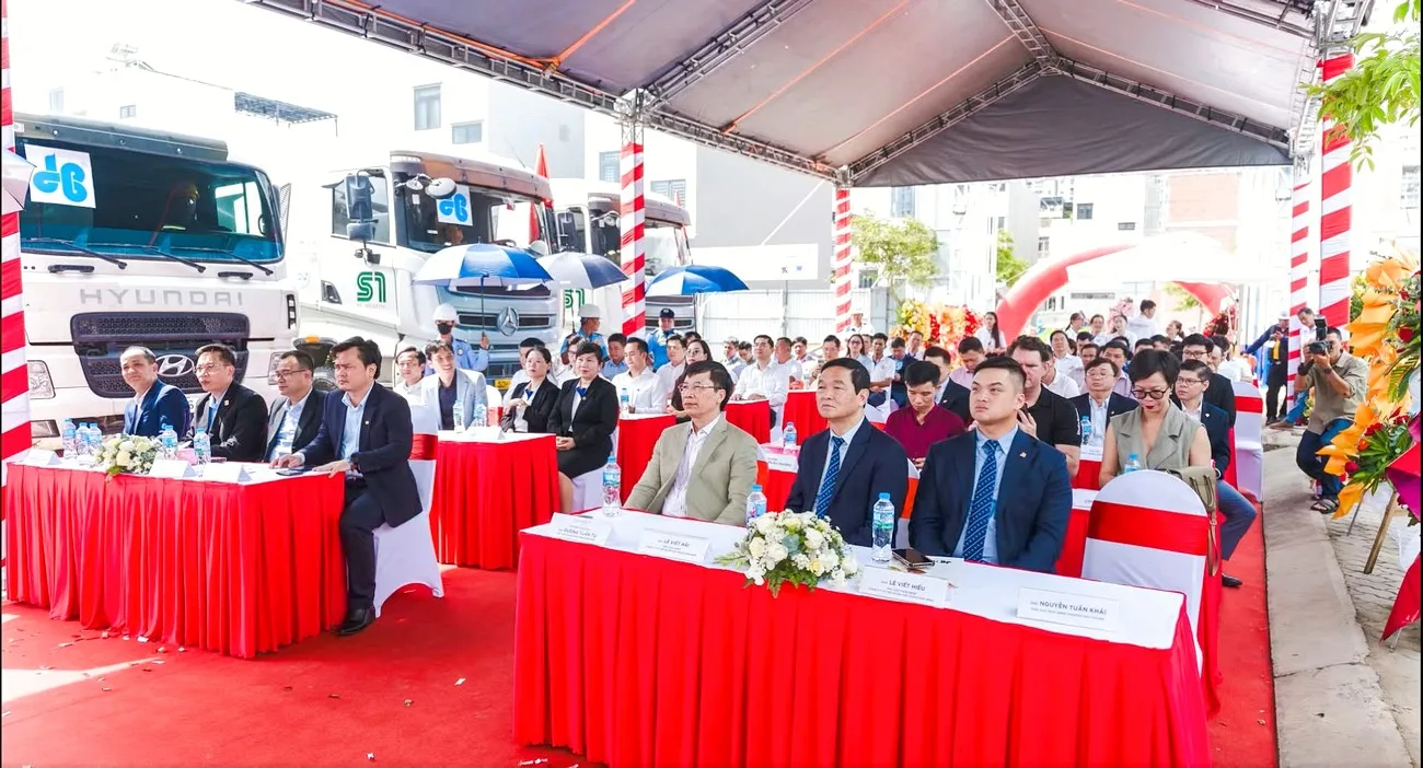 Bàn ghế đại biểu được sắp xếp theo sơ đồ, bảo đảm tầm nhìn hướng về sân khấu Khu vực đại biểu tại lễ khởi công được bố trí bàn ghế trong nhà bạt ngoài trời