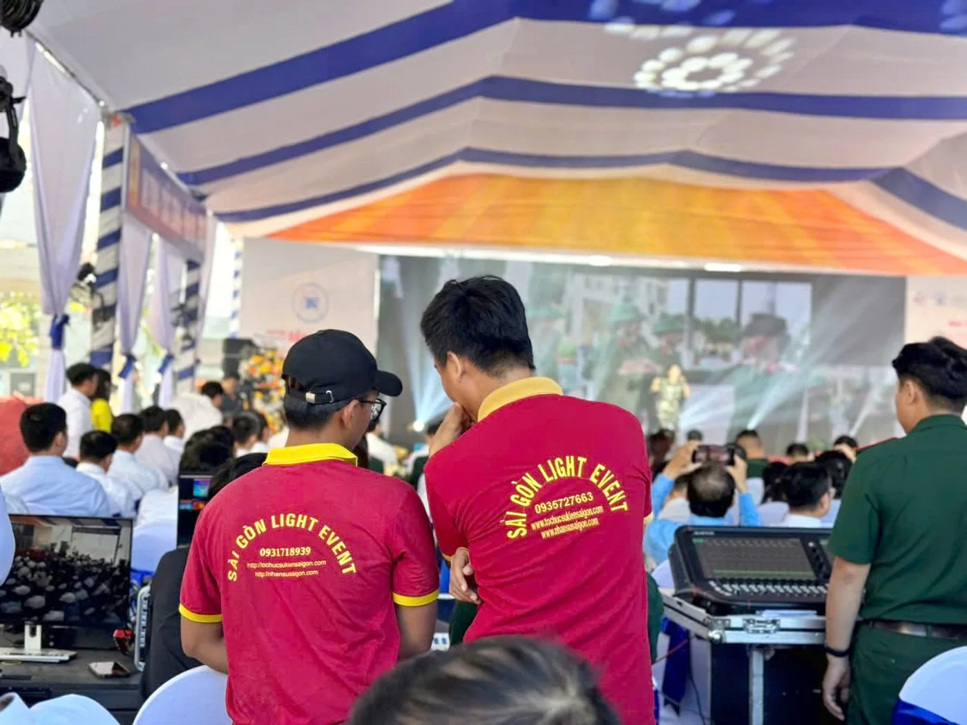 Kỹ thuật viên vận hành âm thanh và nội dung trình chiếu theo timeline chương trình Khu vực FOH vận hành âm thanh và hình ảnh tại lễ khánh thành