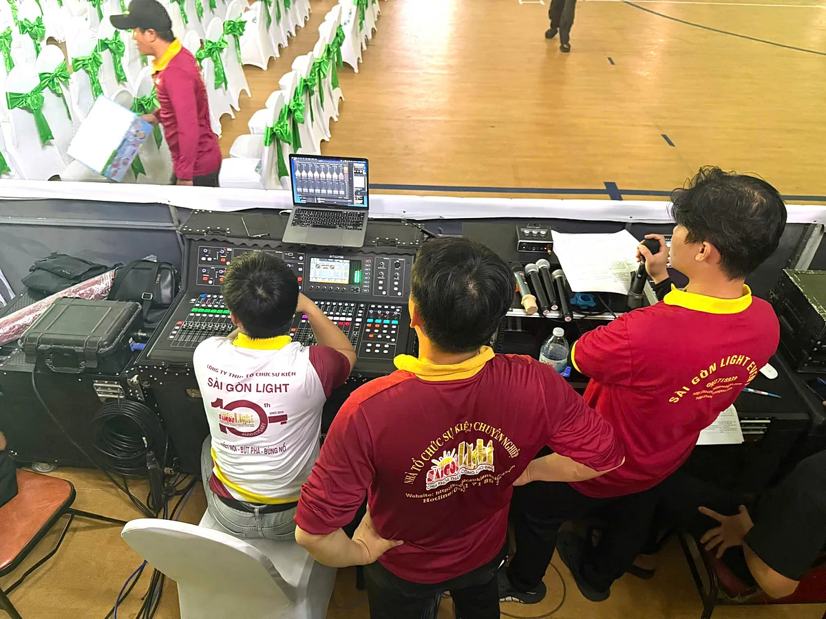 Kỹ thuật viên âm thanh Sài Gòn Light Event vận hành hệ thống tại sự kiện thể thao Đồng Nai. Bộ phận âm thanh theo dõi tín hiệu và phối hợp cùng ekip trong suốt chương trình.
