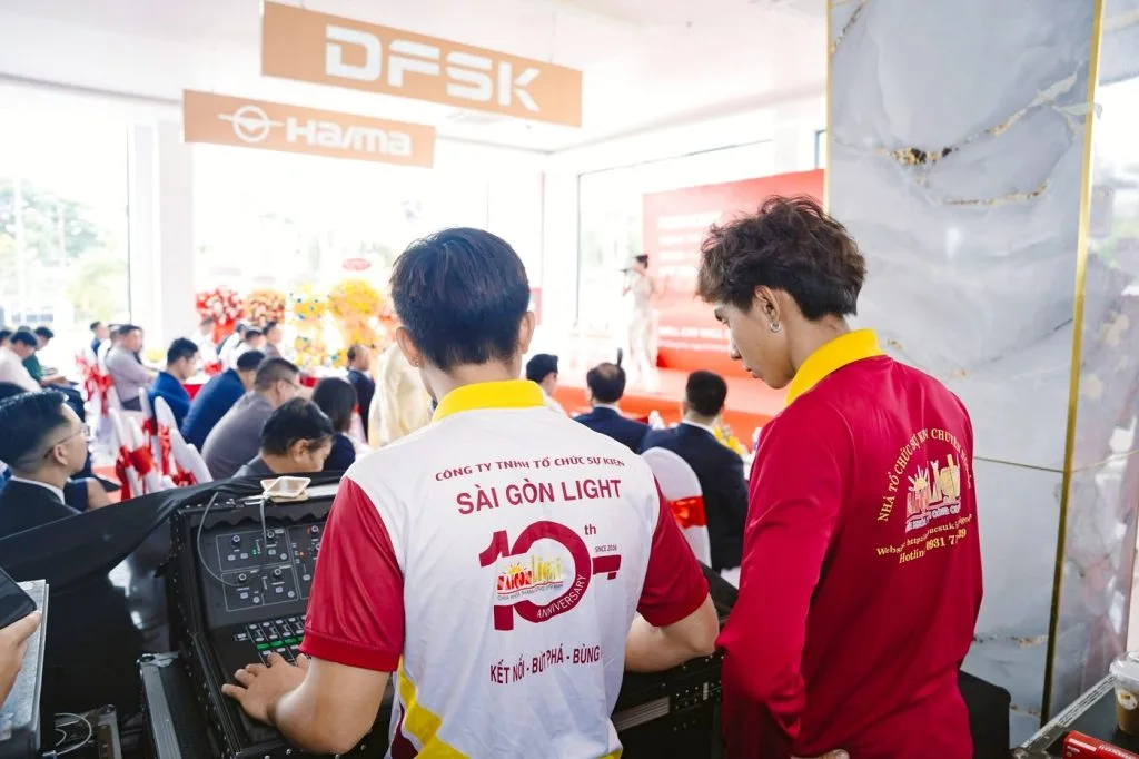 Đội kỹ thuật theo dõi tín hiệu âm thanh và nội dung chương trình tại hiện trường Kỹ thuật viên Sài Gòn Light Event vận hành âm thanh tại lễ khánh thành