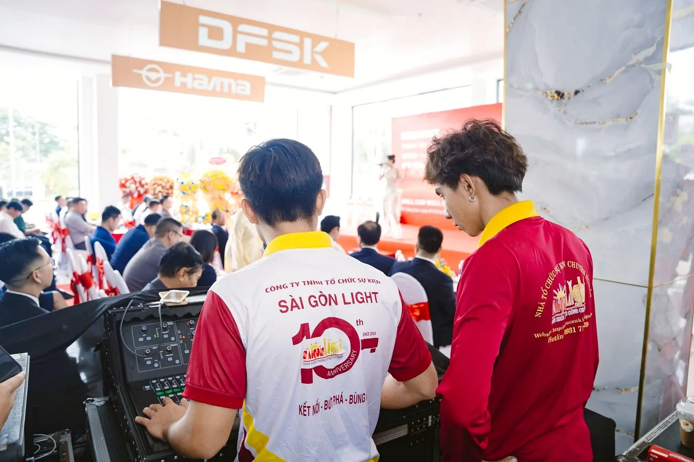 Đội kỹ thuật theo dõi tín hiệu âm thanh và nội dung chương trình tại hiện trường Kỹ thuật viên Sài Gòn Light Event vận hành âm thanh tại lễ khánh thành