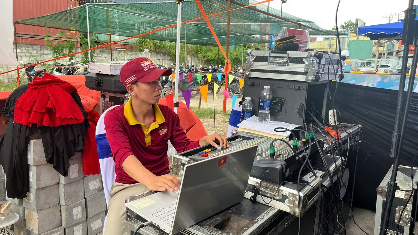 Hệ thống âm thanh được kỹ thuật viên kiểm soát xuyên suốt thời gian diễn ra chương trình Kỹ thuật viên vận hành hệ thống âm thanh trong chương trình lễ động thổ.