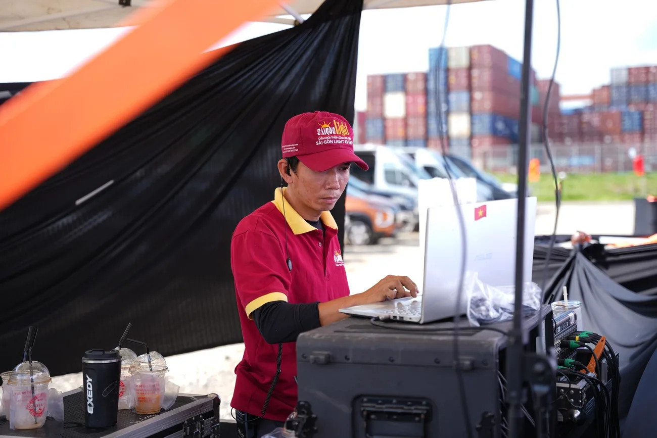 Kỹ thuật viên theo dõi tín hiệu âm thanh và các nội dung phát theo timeline chương trình Kỹ thuật viên Sài Gòn Light Event vận hành âm thanh tại lễ khởi công Cảng Gemalink