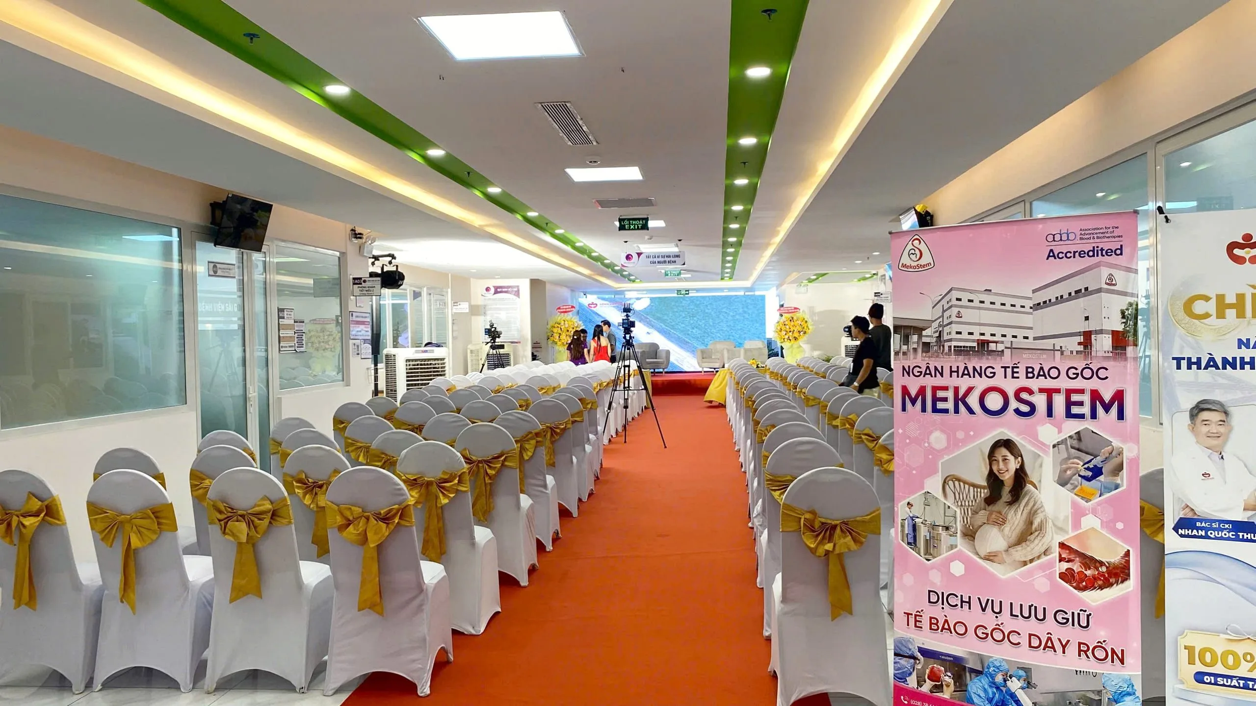 Bàn ghế và lối di chuyển được sắp xếp phù hợp với quy mô khách tham dự Layout hội trường tọa đàm y khoa với bàn ghế, lối đi và sân khấu được bố trí khoa học.