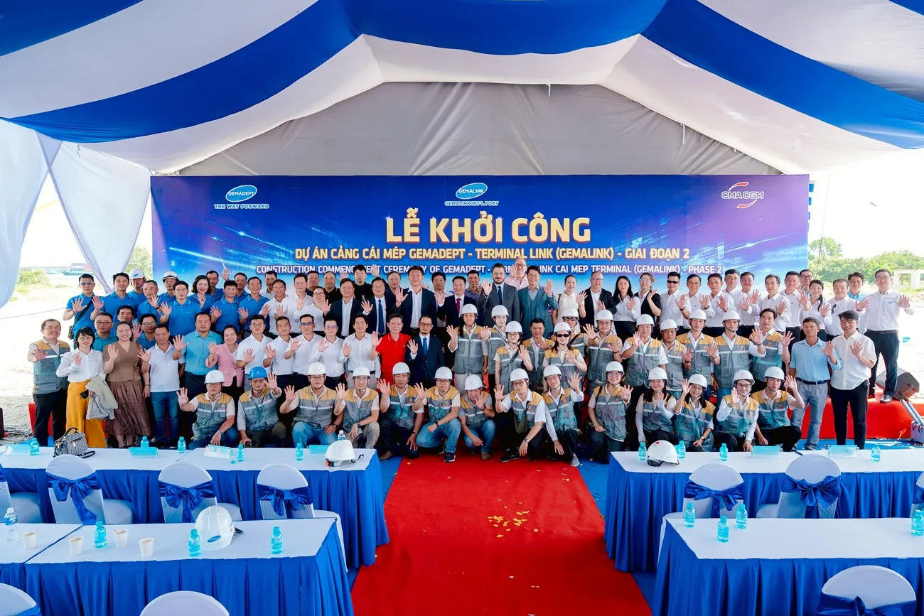 Hình ảnh tập thể tại lễ khởi công Cảng Gemalink giai đoạn 2 ở Cái Mép – Thị Vải Toàn thể khách mời và đội ngũ tham dự lễ khởi công Cảng Gemalink giai đoạn 2