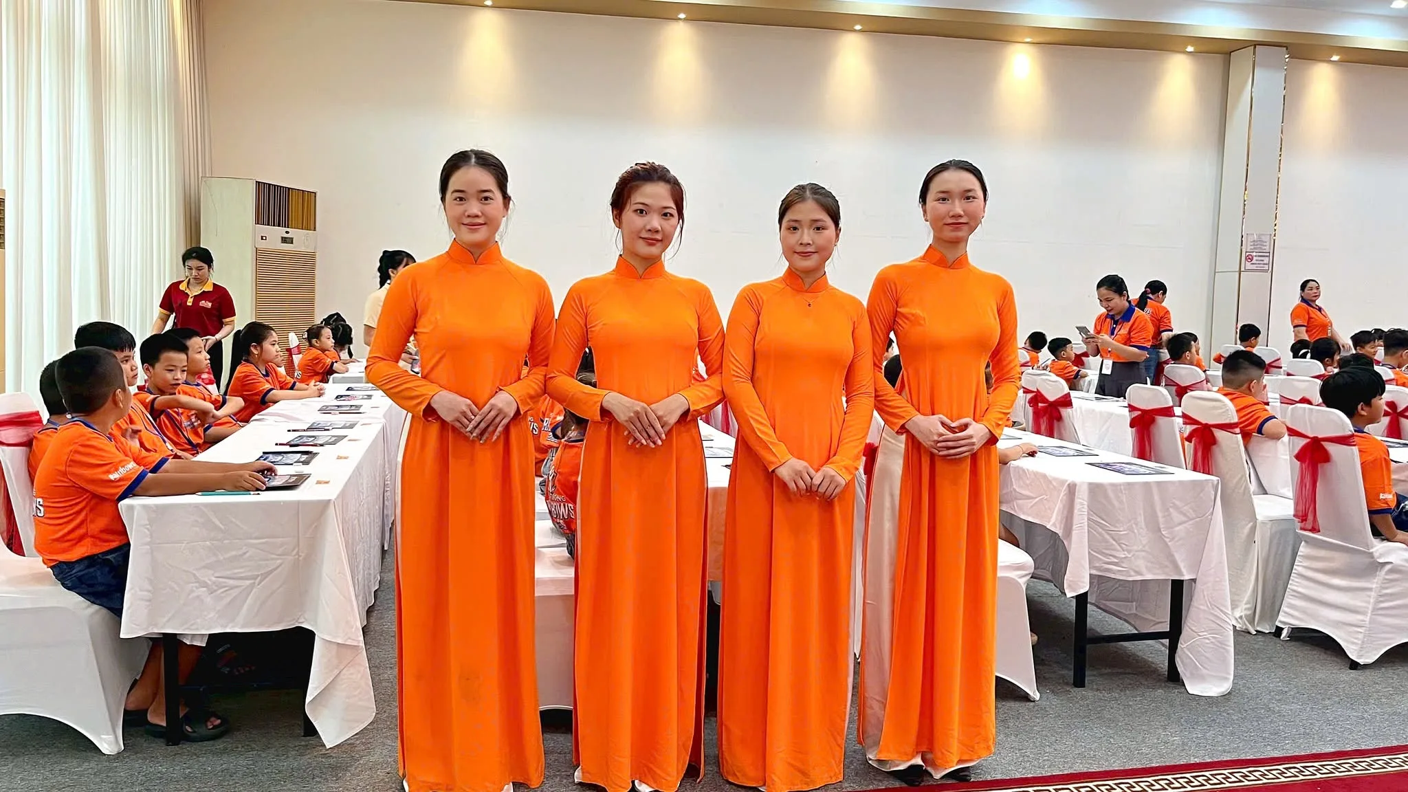 Lễ tân hỗ trợ đón tiếp, hướng dẫn vị trí và cung cấp thông tin cho khách mời Đội ngũ lễ tân đón tiếp và hướng dẫn khách mời tham dự hội nghị doanh nghiệp.