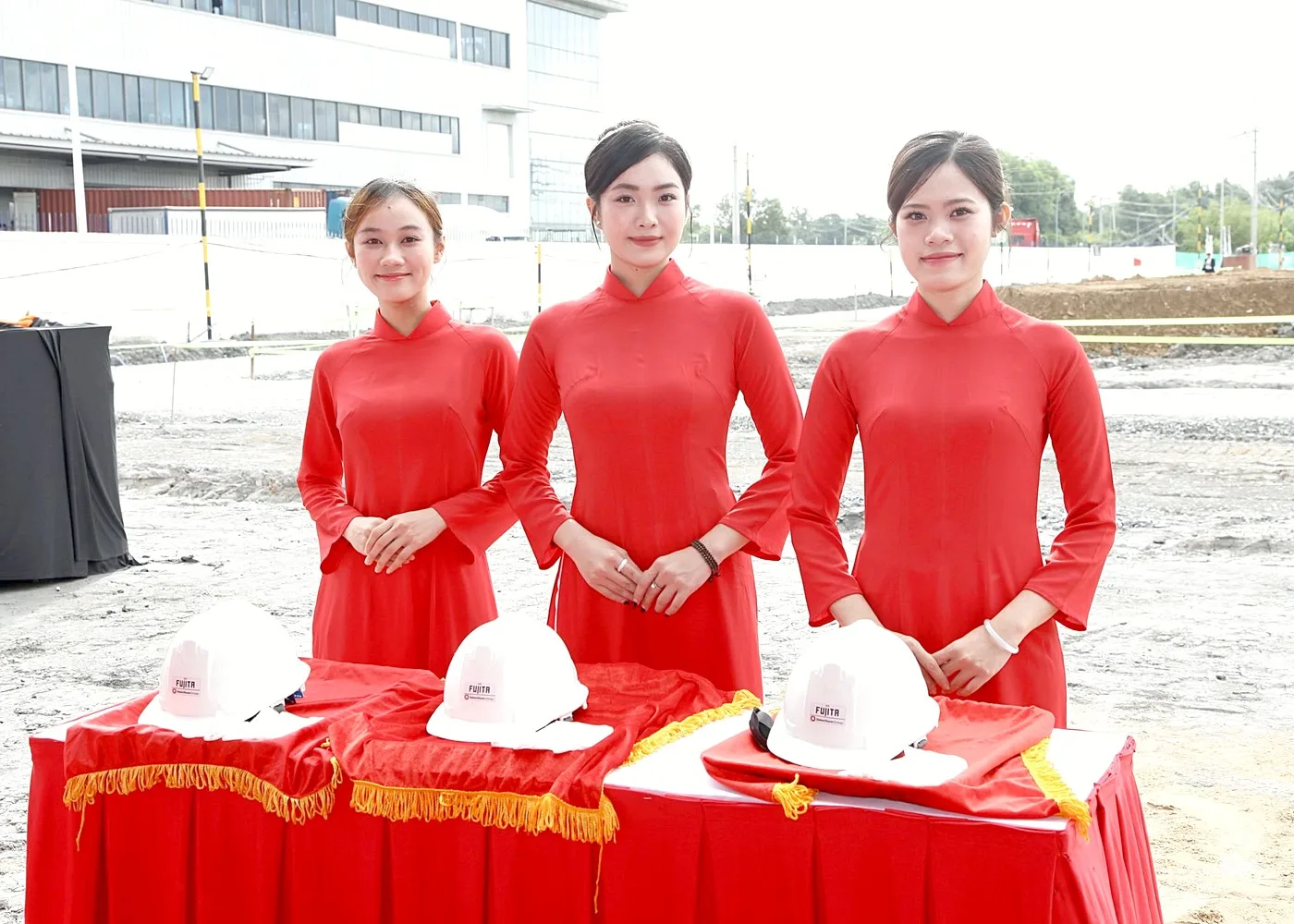 Lễ tân hỗ trợ đón tiếp, chuẩn bị vật dụng và hướng dẫn đại biểu vào khu vực chương trình Đội ngũ lễ tân đón khách tại lễ khánh thành công trình