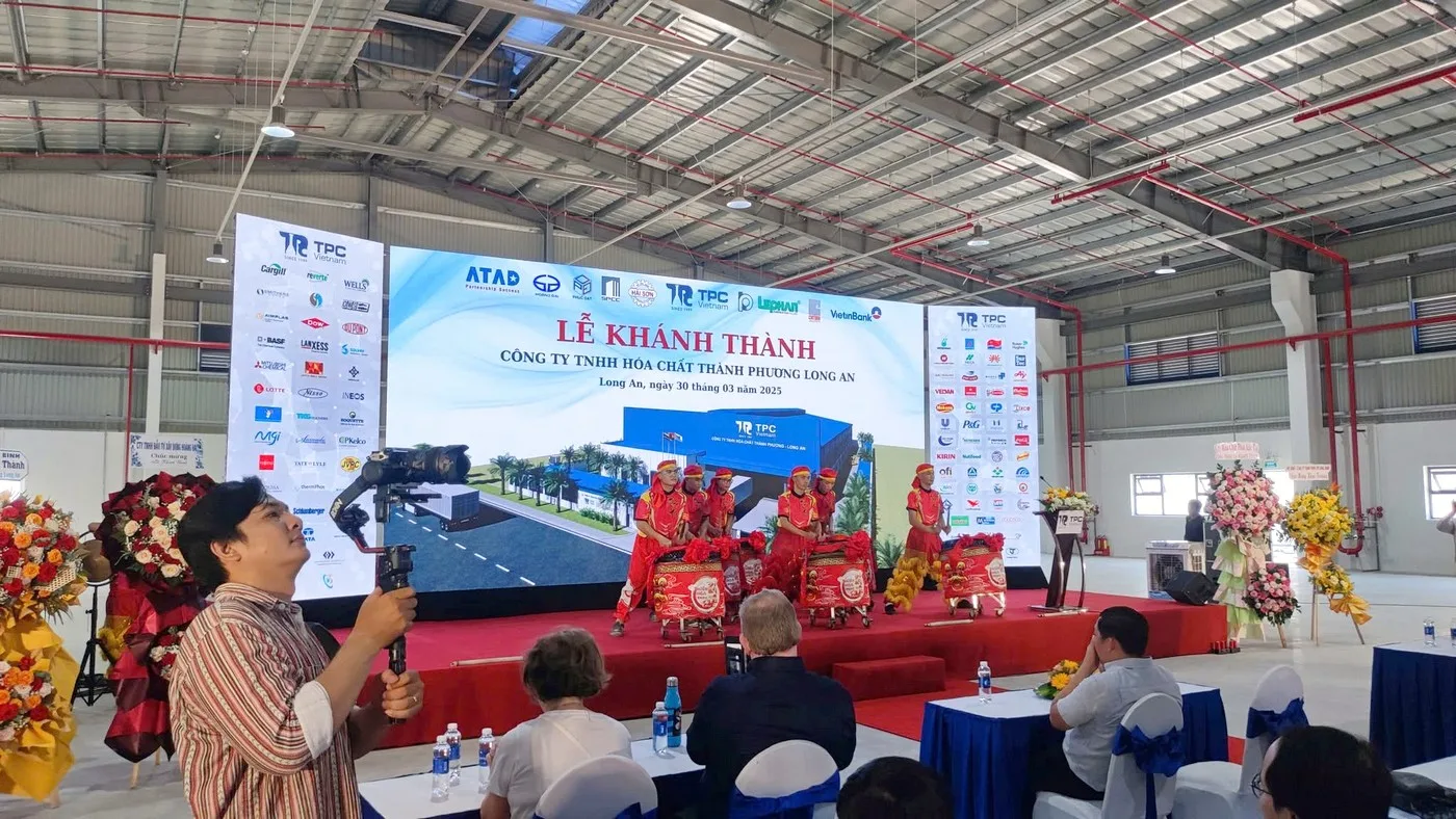 Màn hình LED hỗ trợ trình chiếu video, thông tin dự án và hình ảnh trong chương trình Màn hình LED sân khấu trình chiếu nội dung tại lễ khánh thành nhà máy