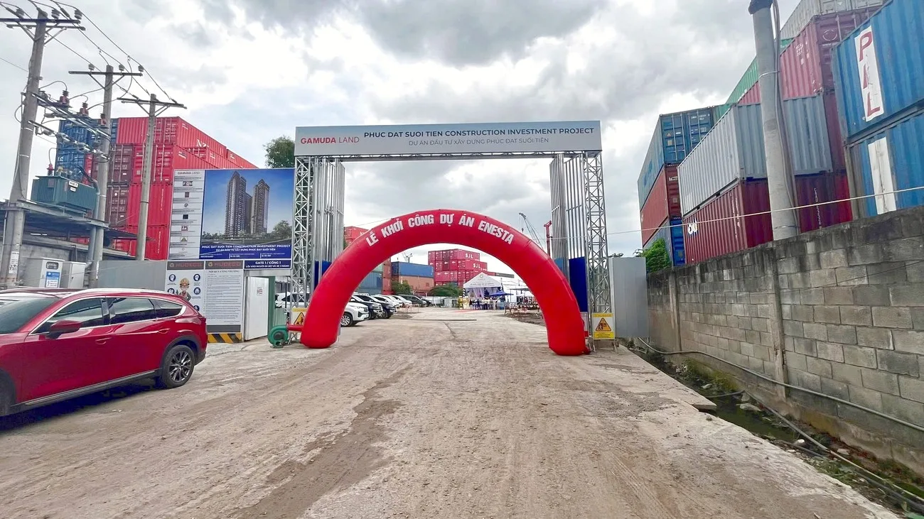 Điều kiện di chuyển và bề mặt công trường được kiểm tra trước khi đưa thiết bị vào thi công Mặt bằng công trường được kiểm tra trước quá trình vận chuyển và lắp đặt thiết bị sự kiện