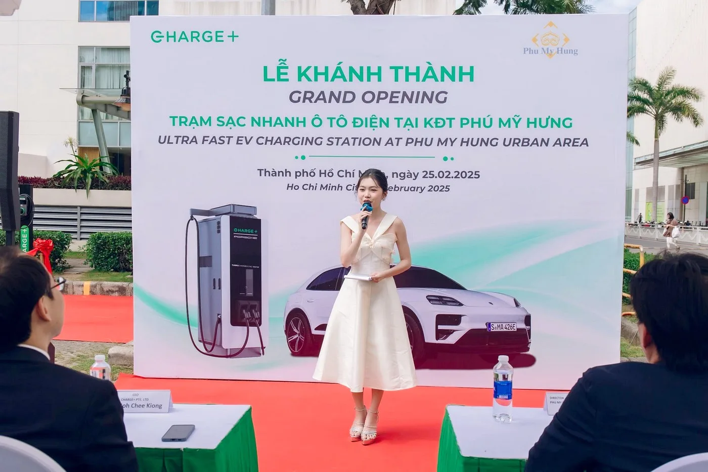 MC điều phối các nội dung phát biểu và nghi thức theo kịch bản đã thống nhất MC dẫn chương trình lễ khánh thành trạm sạc xe điện