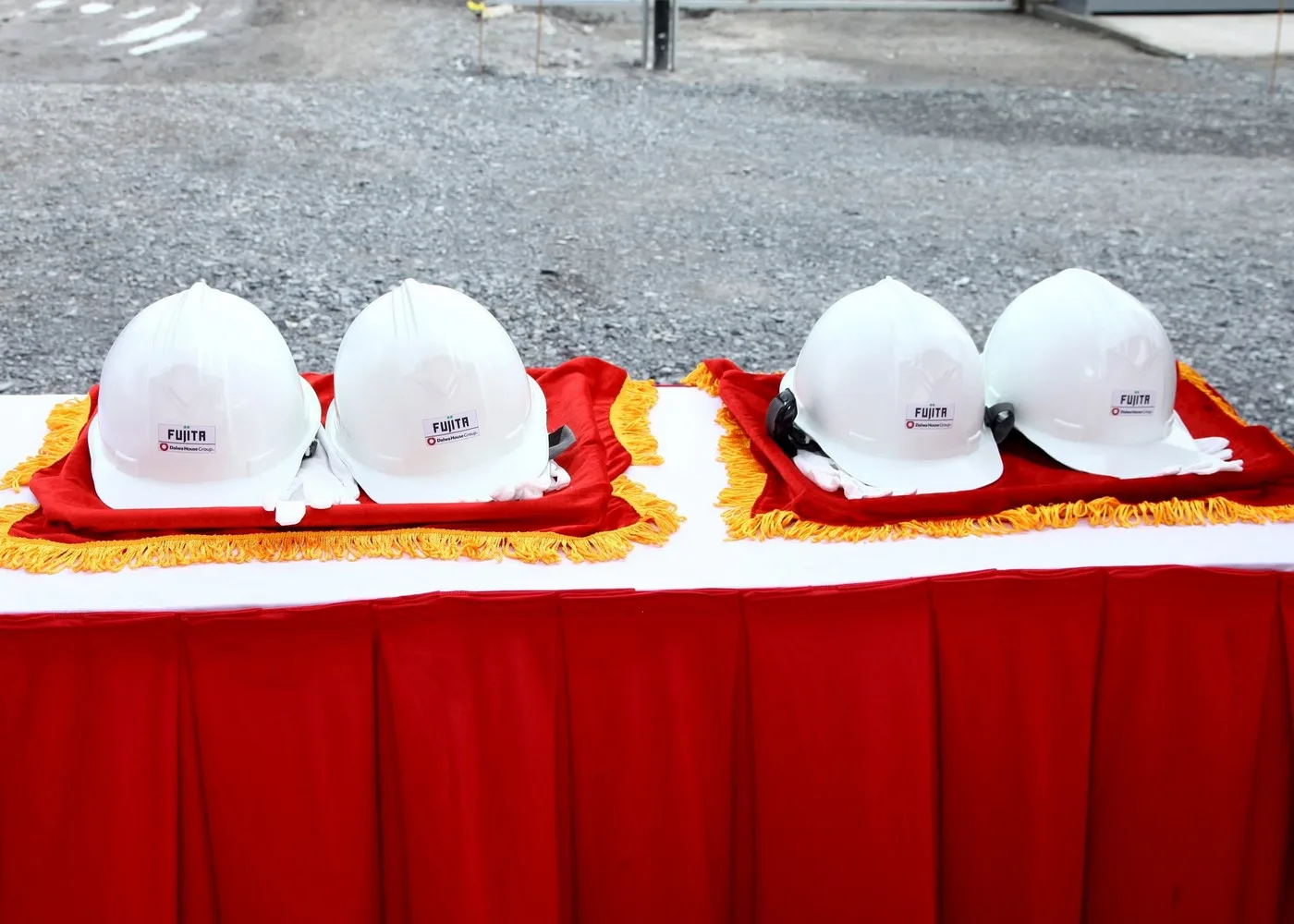 Mũ bảo hộ được bố trí theo số lượng đại biểu thực hiện nghi thức động thổ Mũ bảo hộ được chuẩn bị cho đại biểu tham gia nghi thức xúc cát động thổ.