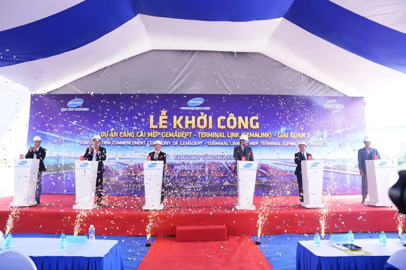 Các đại biểu đồng thời nhấn nút, đánh dấu thời điểm khởi công Cảng Gemalink giai đoạn 2 Đại biểu thực hiện nghi thức nhấn nút khởi công Cảng Gemalink giai đoạn 2