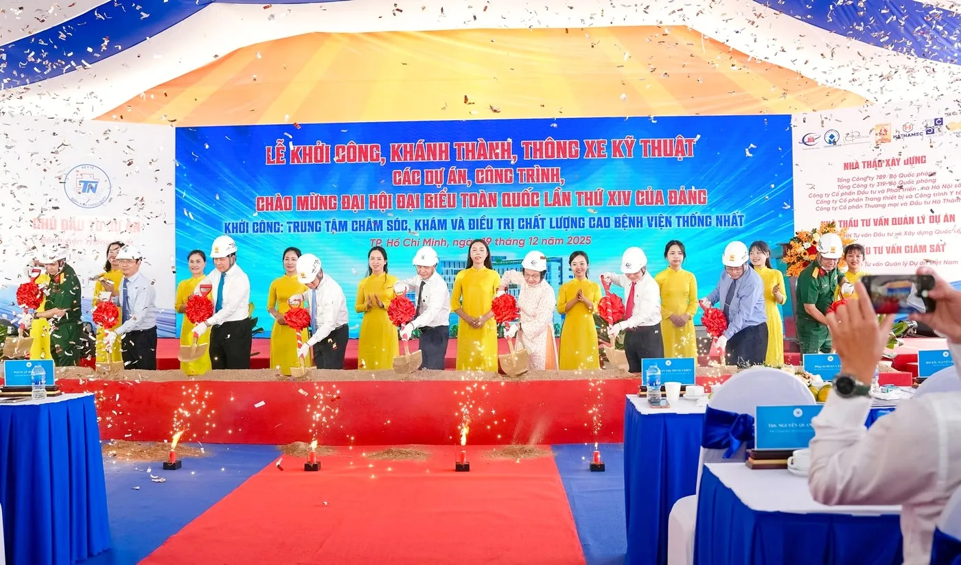 Hiệu ứng kim tuyến và pháo điện giúp phần nghi thức thêm trang trọng, ý nghĩa Đại biểu thực hiện nghi thức xúc cát kết hợp hiệu ứng tại lễ khánh thành