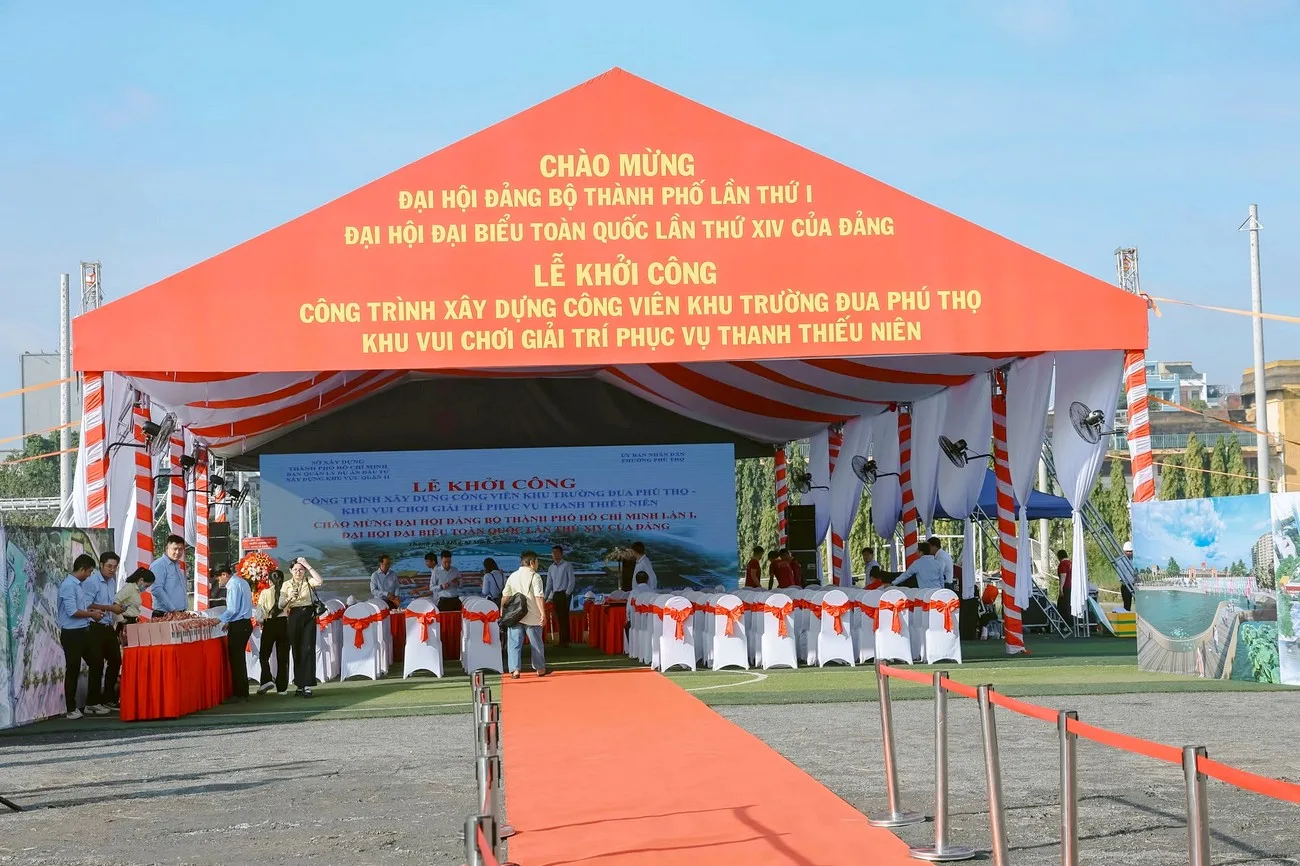 Nhà bạt giúp che nắng, hạn chế ảnh hưởng của thời tiết và bảo vệ khu vực tổ chức chương trình Nhà bạt ngoài trời che phủ sân khấu và khu vực khách mời tại lễ khởi công
