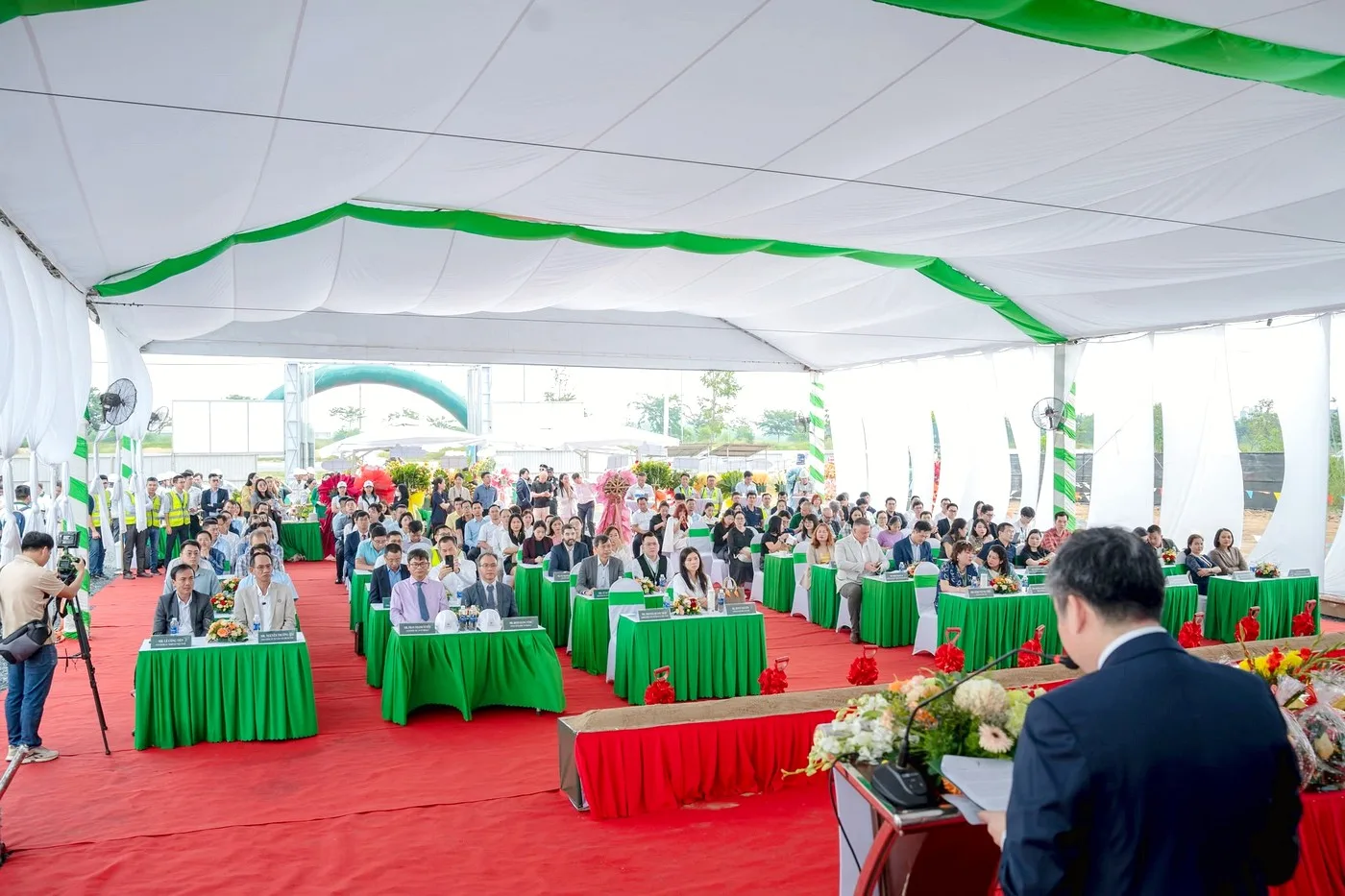 Nhà bạt che phủ khu vực khách mời và hỗ trợ chương trình vận hành trong điều kiện ngoài trời Nhà bạt và khu vực đại biểu tại lễ khánh thành tổ chức ngoài trời