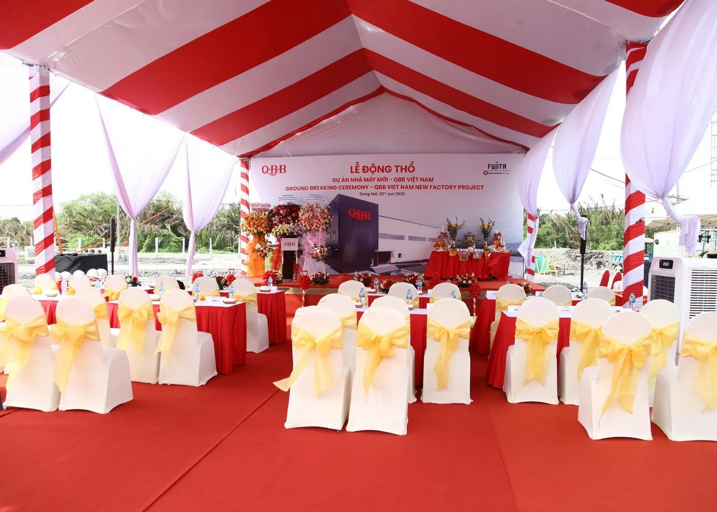 Nhà bạt che nắng mưa kết hợp bàn ghế được bố trí phù hợp với quy mô khách mời Nhà bạt cùng khu vực bàn ghế dành cho khách mời tham dự lễ động thổ.