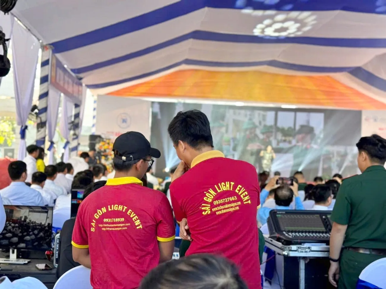 Bộ phận điều phối bám sát kịch bản và phối hợp với kỹ thuật trong từng nội dung chương trình Nhân sự điều phối và kỹ thuật phối hợp vận hành nghi thức trong lễ khởi công