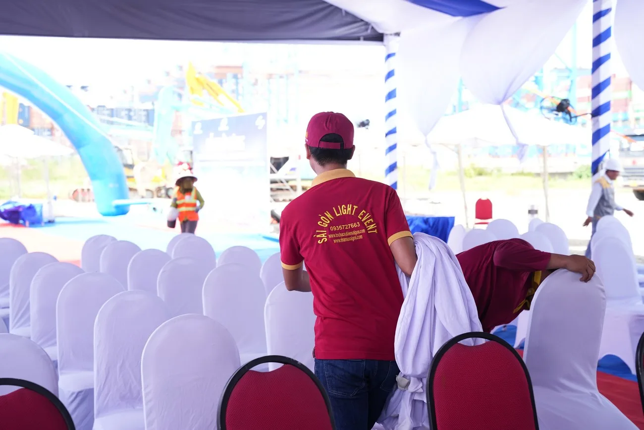 Bàn ghế và lối đi được rà soát lần cuối trước thời điểm chương trình đón khách Nhân sự kiểm tra và điều chỉnh khu vực khách mời trước lễ khởi công Cảng Gemalink