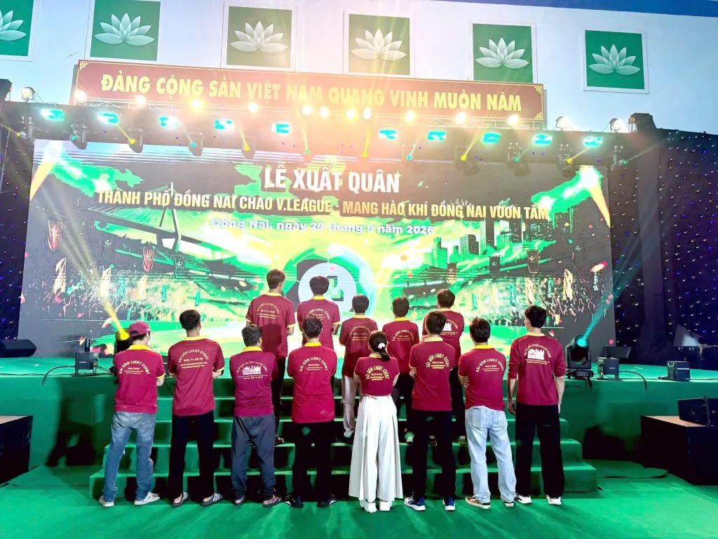 Đội ngũ nhân sự Sài Gòn Light Event tham gia vận hành sự kiện Nhân sự kỹ thuật Sài Gòn Light Event kiểm tra thiết bị phục vụ hội nghị khách hàng.