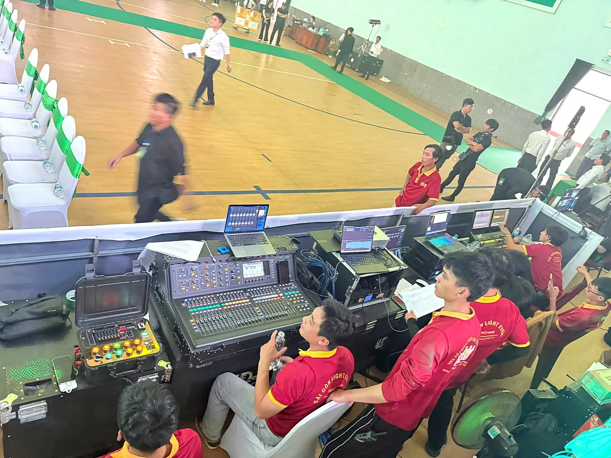 Ekip Sài Gòn Light Event trực tiếp setup các hạng mục cho Lễ xuất quân Trường Tươi Đồng Nai. Đội ngũ nhân sự trực tiếp triển khai các hạng mục tại hiện trường trước giờ chương trình.