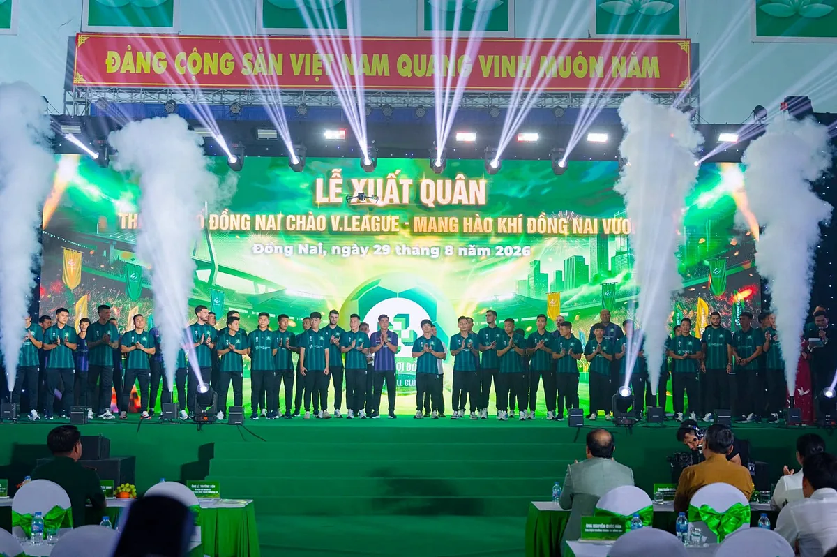 Ban huấn luyện và đội hình CLB Trường Tươi Đồng Nai được giới thiệu trong Lễ xuất quân. Ban huấn luyện và các cầu thủ xuất hiện trên sân khấu trong phần ra mắt đội hình.