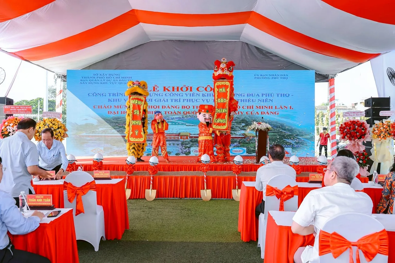 Sân khấu, backdrop và khu vực nghi thức được bố trí thuận tiện cho đại biểu và khách mời Sân khấu và backdrop lễ khởi công được thiết kế phù hợp với nhận diện của dự án