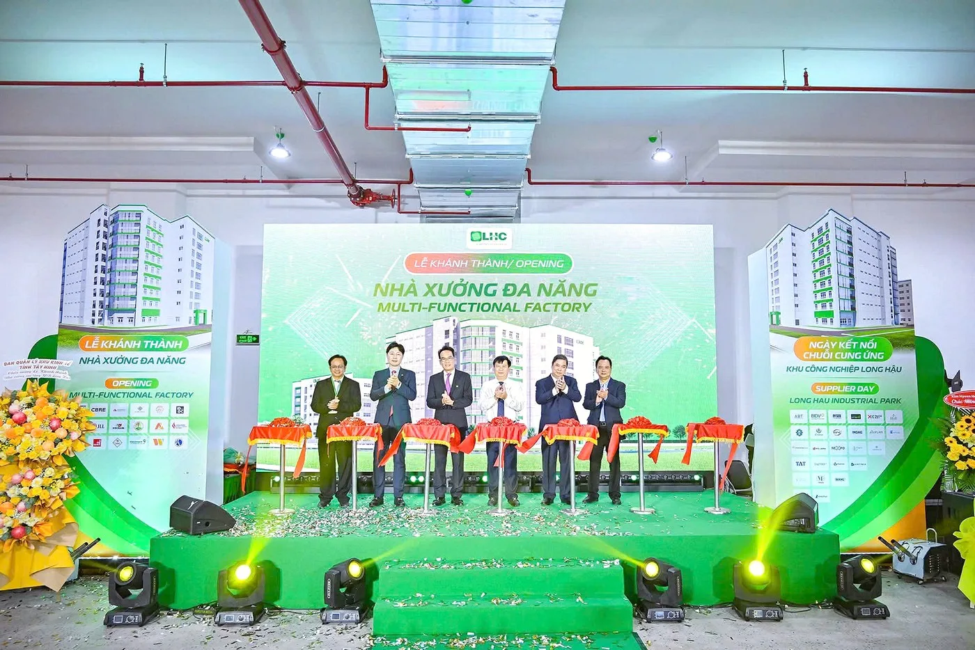 Sân khấu được thiết kế theo nhận diện công trình và phục vụ các nội dung nghi lễ chính Sân khấu lễ khánh thành công trình tại TPHCM với màn hình LED và khu vực đại biểu