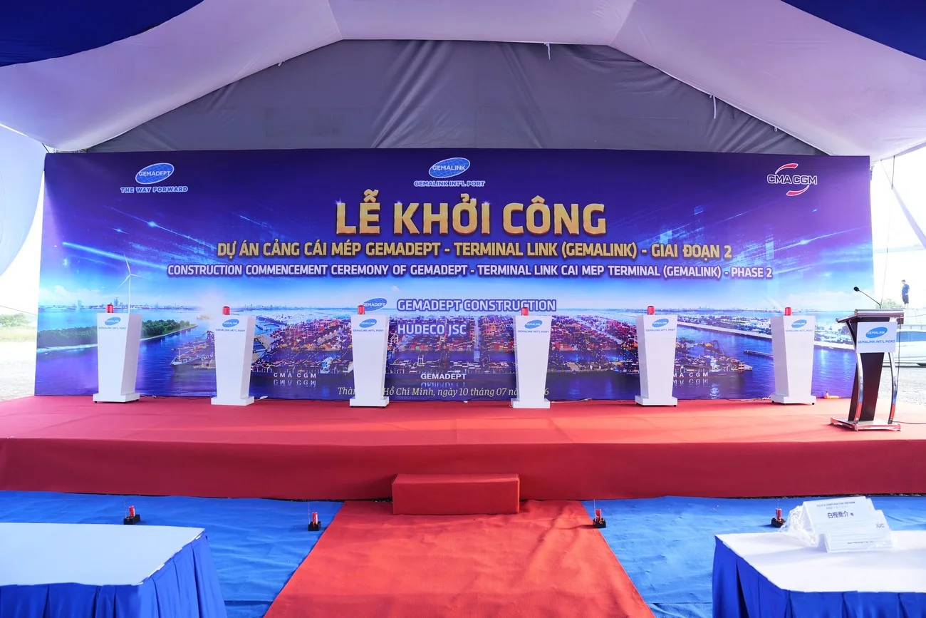 Sân khấu, backdrop và bục nghi thức được hoàn thiện trước thời điểm đón khách Sân khấu lễ khởi công Cảng Gemalink giai đoạn 2 với hệ thống bục nhấn nút
