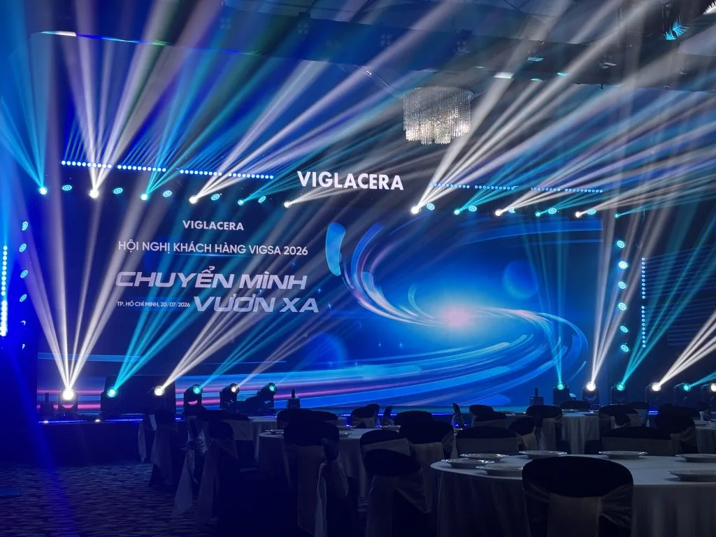 Không gian hội nghị khách hàng được thiết kế và vận hành đồng bộ bởi Sài Gòn Light Event. Tổ chức hội nghị khách hàng TPHCM với sân khấu LED và hệ thống ánh sáng chuyên nghiệp.