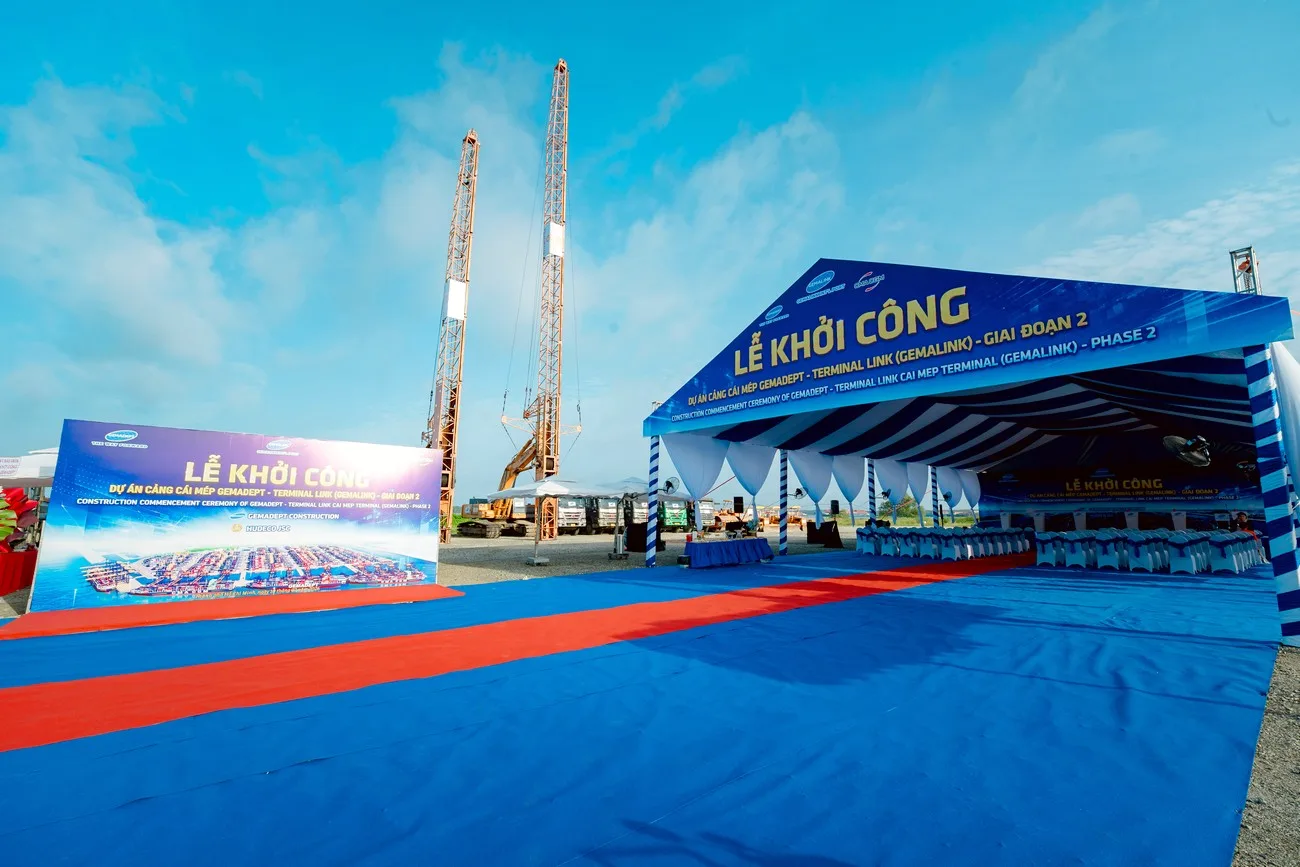 Không gian lễ khởi công được bố trí đồng bộ từ sân khấu, nhà bạt đến khu vực đón khách Toàn cảnh lễ khởi công chuyên nghiệp tại TPHCM với sân khấu, nhà bạt và khu vực nghi thức