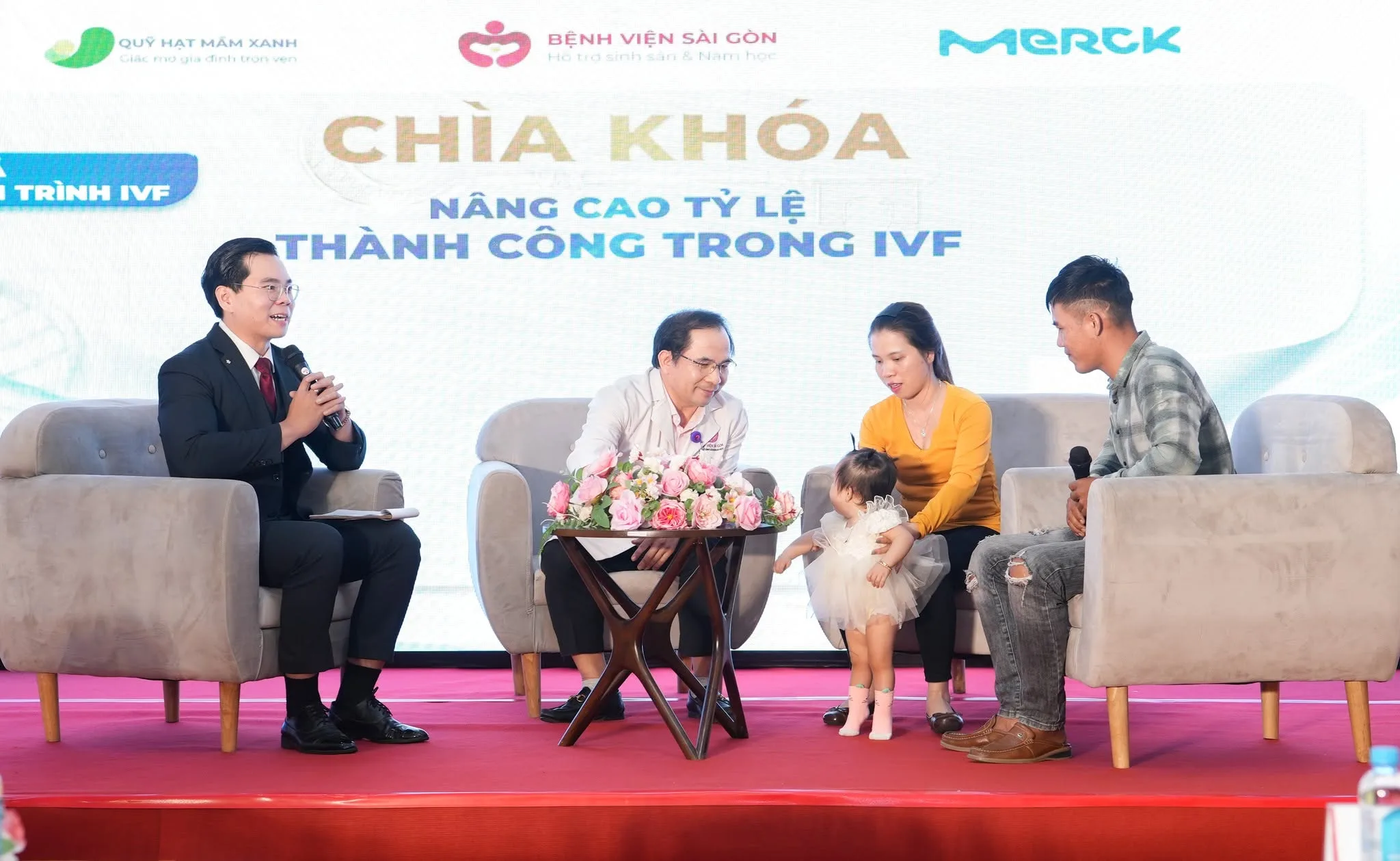 Phiên tọa đàm y khoa tạo cơ hội trao đổi trực tiếp giữa bác sĩ chuyên môn và khách mời Phiên tọa đàm y khoa với bác sĩ trao đổi nội dung chuyên môn