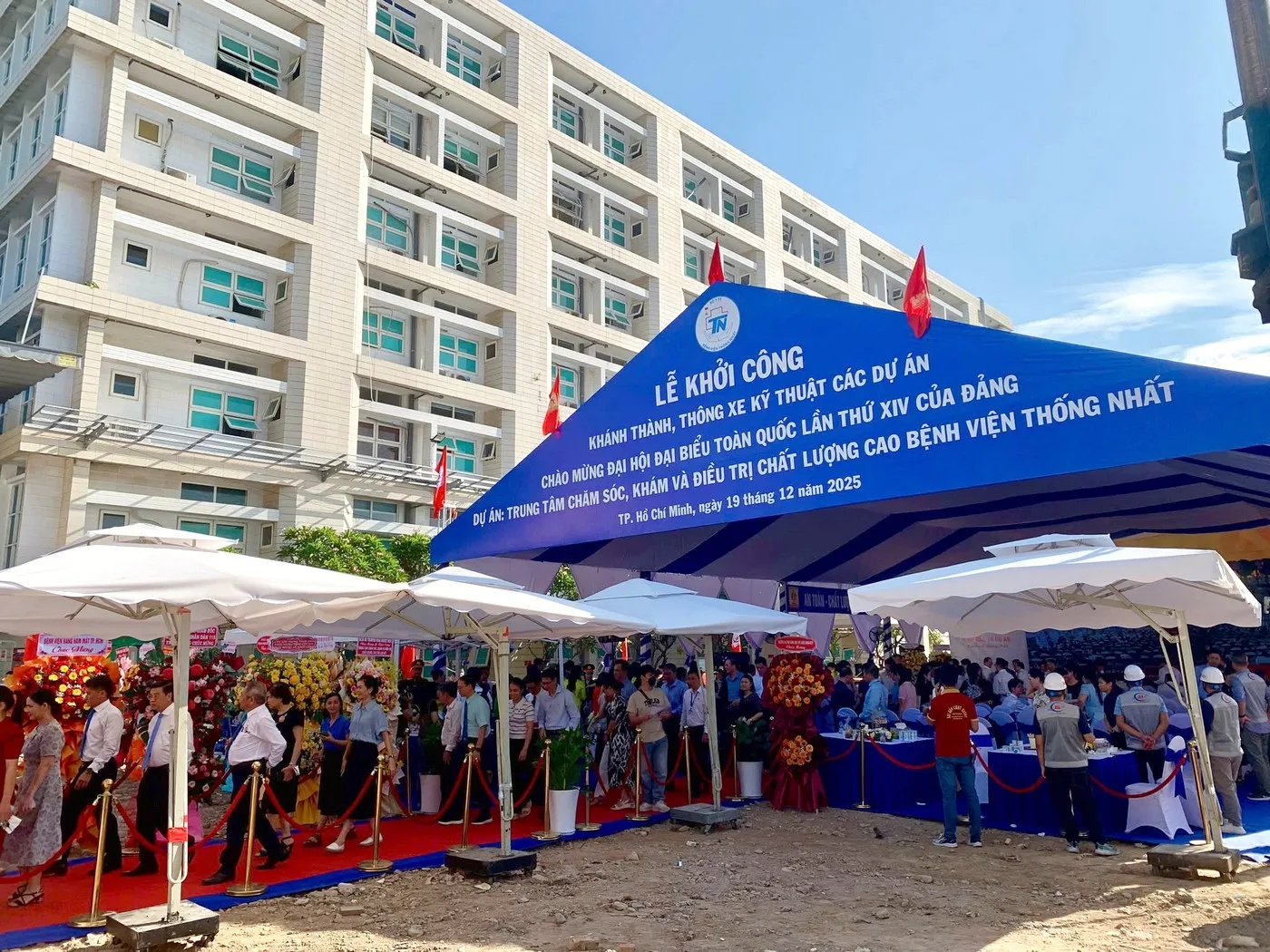 Không gian chương trình được bố trí ngay trước công trình với khu vực nghi thức và khách mời Toàn cảnh lễ khánh thành công trình với sân khấu, nhà bạt và khách mời tham dự