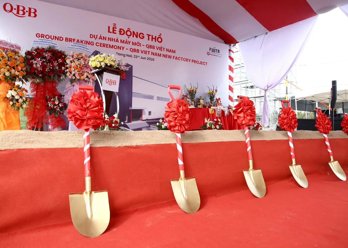 Xẻng động thổ được chuẩn bị đồng bộ theo số lượng đại biểu tham gia nghi thức Xẻng nghi thức được trang trí nơ đỏ và bố trí tại khu vực xúc cát động thổ.